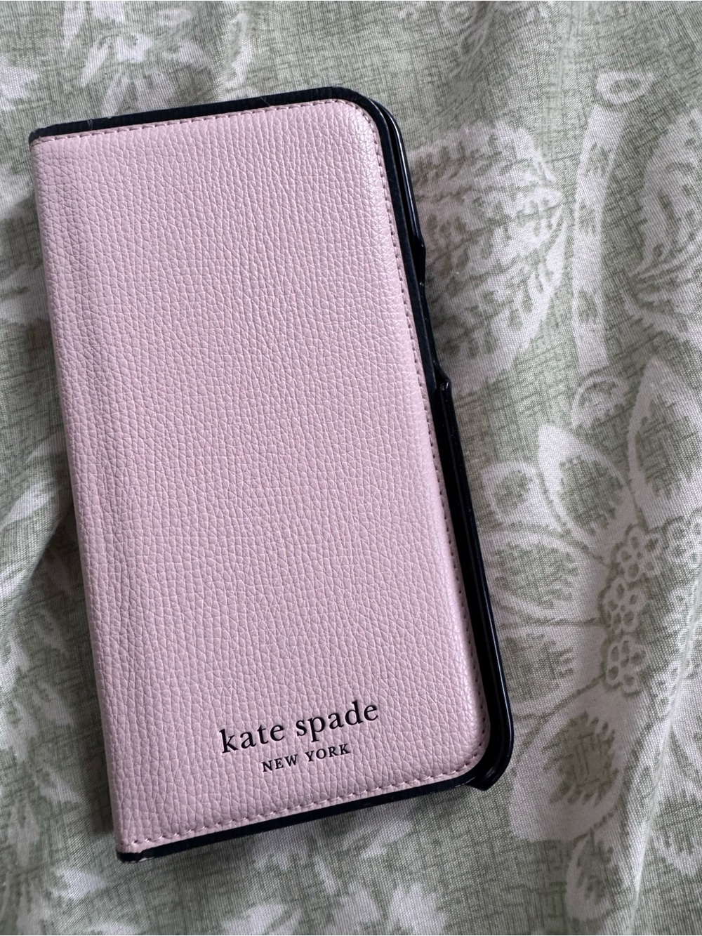 kate spade pale pink pebbled leather folio phone case with black trim
15 pro max